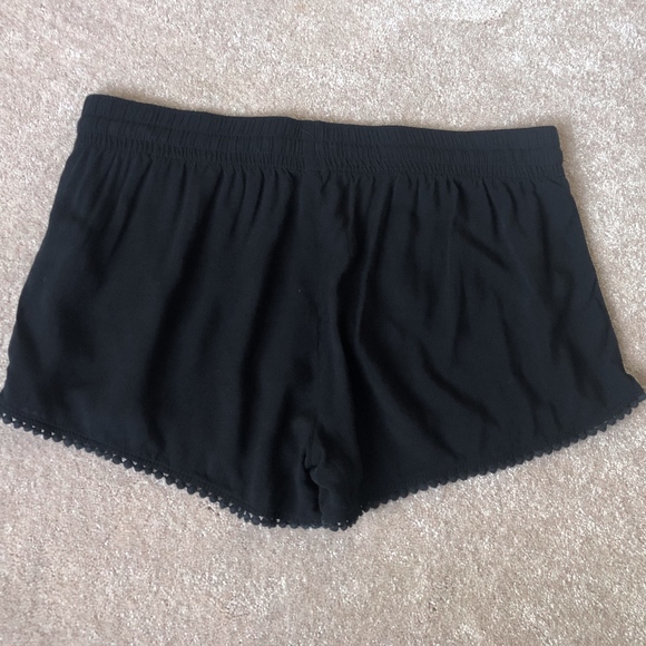 Old Navy Black Fabric Shorts - Picture 3 of 4